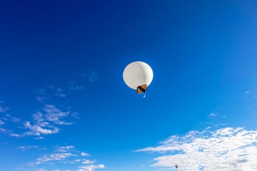 Повітряна куля врізалася в будинок у Польщі: трагедія забрала життя людини